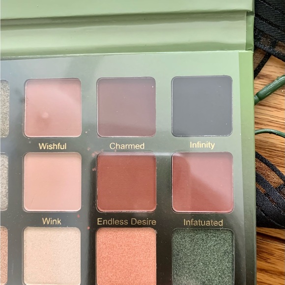 VIOLET VOSS OLIVE YOU FOREVER EYESHADOW PALETTE 12 BOLD SHADES BRAND NEW IN BOX - Picture 9 of 16